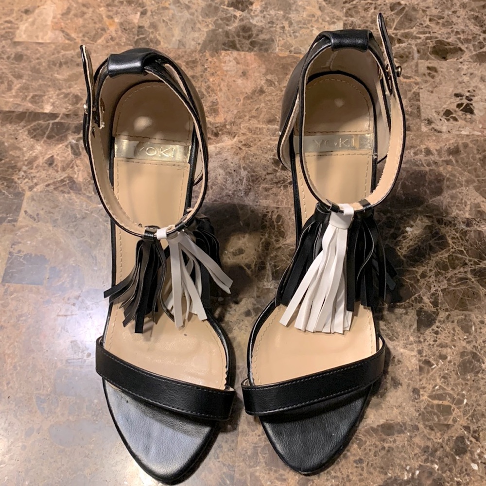 Yoki black size 8.5 high heel (3in) shoe.